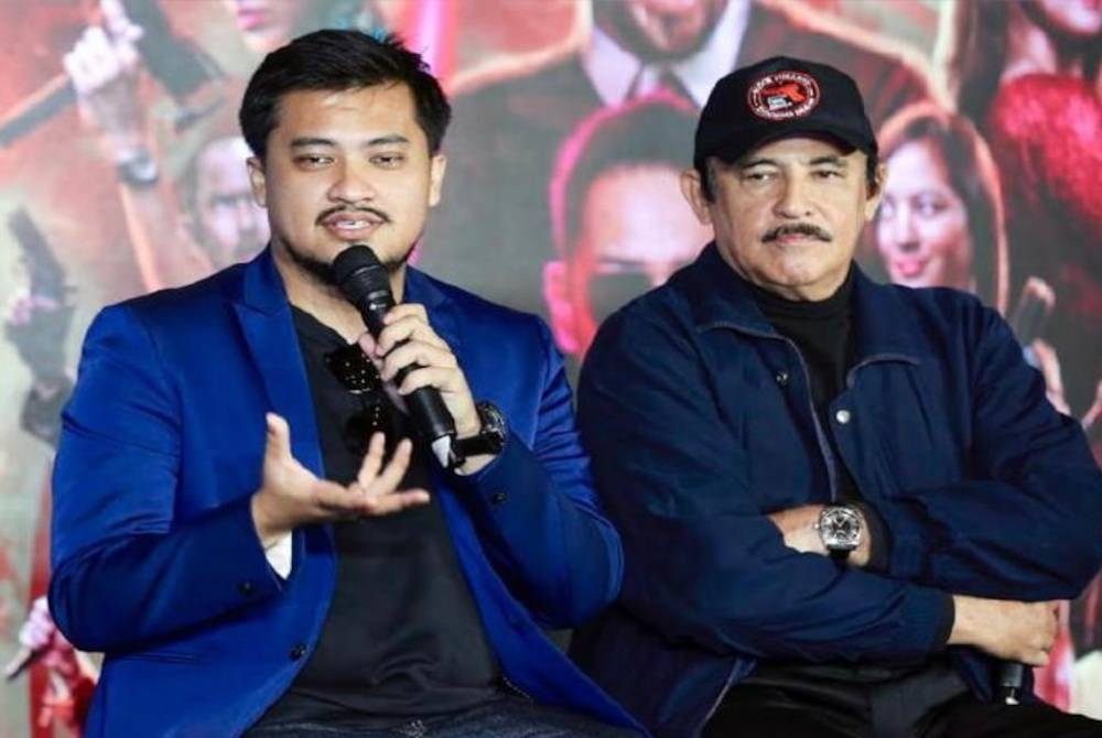 Yusof (kanan) bersama anaknya, Syafiq pada sidang akhbar filem Abang Long Fadil 2.