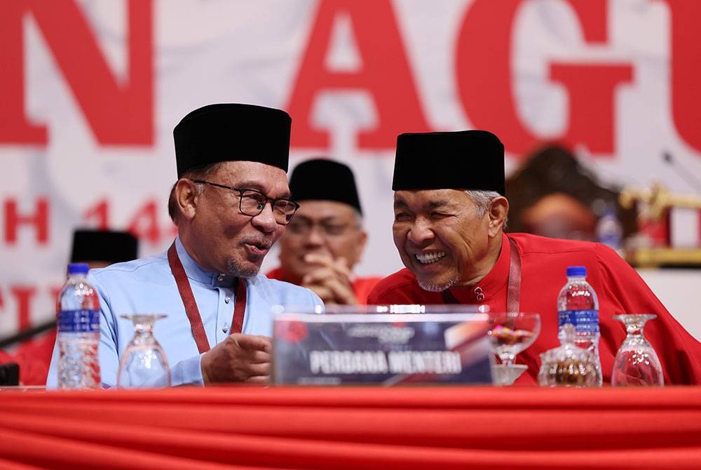 Anwar beramah mesra bersama Presiden UMNO, Datuk Seri Dr Ahmad Zahid Hamidi pada Perhimpunan Agung UMNO 2023 di Pusat Dagangan Dunia (WTC) Kuala Lumpur. - Foto Bernama