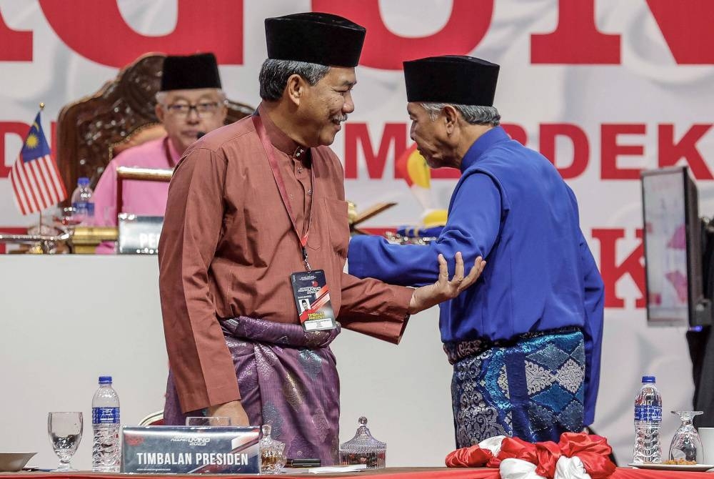 Ahmad Zahid (kanan) bersama Mohamad semasa menghadiri ucapan penggulungan pada Perhimpunan Agung UMNO 2023 di Pusat Dagangan Dunia Kuala Lumpur pada Sabtu. - Foto Bernama