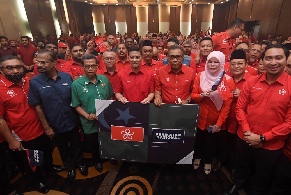 Mohamed Azmin (tengah) bersama Ketua Srikandi Bersatu Malaysia Datuk Seri Rina Mohd Harun (depan dua dari kanan) dan Ketua Armada Bersatu Malaysia Wan Ahmad Fayhsal Wan Ahmad Kamal (depan, kanan) serta Ketua Badan Pimpinan Bersatu Selangor Datuk Abdul Rashid Asari (depan tiga, kanan) bergambar selepas Majlis Perasmian Persidangan Bahagian dan Pelancaran Jentera Pilihan Raya Bersatu Selangor. - Foto Bernama.