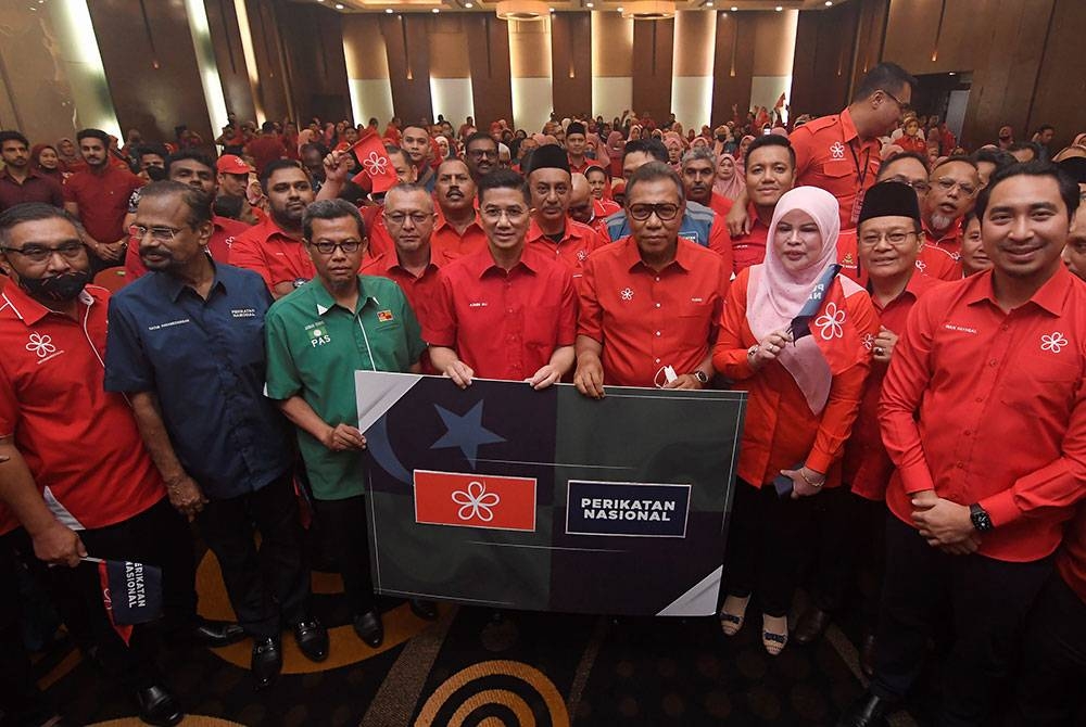 Pengerusi PN Selangor yang juga Ahli Majlis Pimpinan Tertinggi Bersatu, Datuk Seri Mohamed Azmin Ali (tengah) bersama Ketua Srikandi Bersatu Malaysia Datuk Seri Rina Mohd Harun (depan dua, kanan) dan Ketua Armada Bersatu Malaysia Wan Ahmad Fayhsal Wan Ahmad Kamal (depan, kanan) serta Ketua Badan Pimpinan Bersatu Selangor Datuk Abdul Rashid Asari (depan tiga, kanan) bergambar selepas Majlis Perasmian Persidangan Bahagian dan Pelancaran Jentera Pilihan Raya Bersatu Selangor. - Foto Bernama.