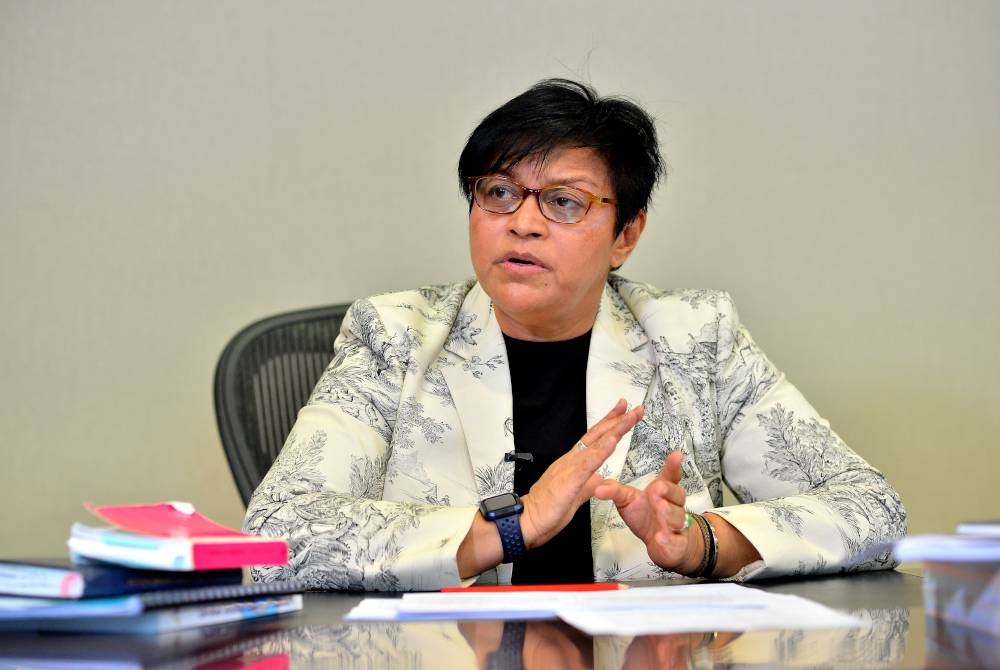 Azalina sewaktu wawancara eksklusif bersama wartawan Sinar Harian dan Sinar Daily di pejabatnya di bangunan Parlimen pada Isnin.