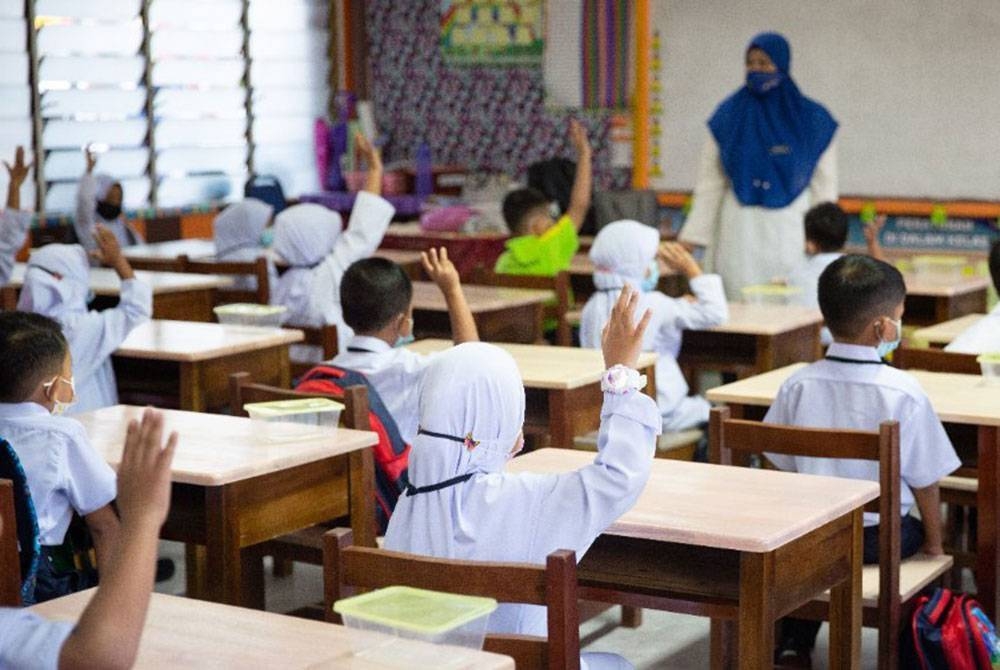 Beban tugas guru perlu diringankan dengan menambah jumlah guru pembantu dan kerani. - Gambar hiasan 