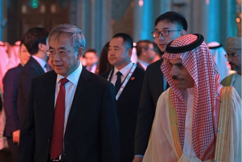 Menteri Luar Arab Saudi Faisal Farhan al-Saud (kanan) dan Naib Pengerusi Persidangan Perundingan Politik Rakyat China (CPPCC), Hu Chunhua menghadiri Persidangan Perniagaan Arab-China Ke-10 di Riyadh kelmarin. - AFP