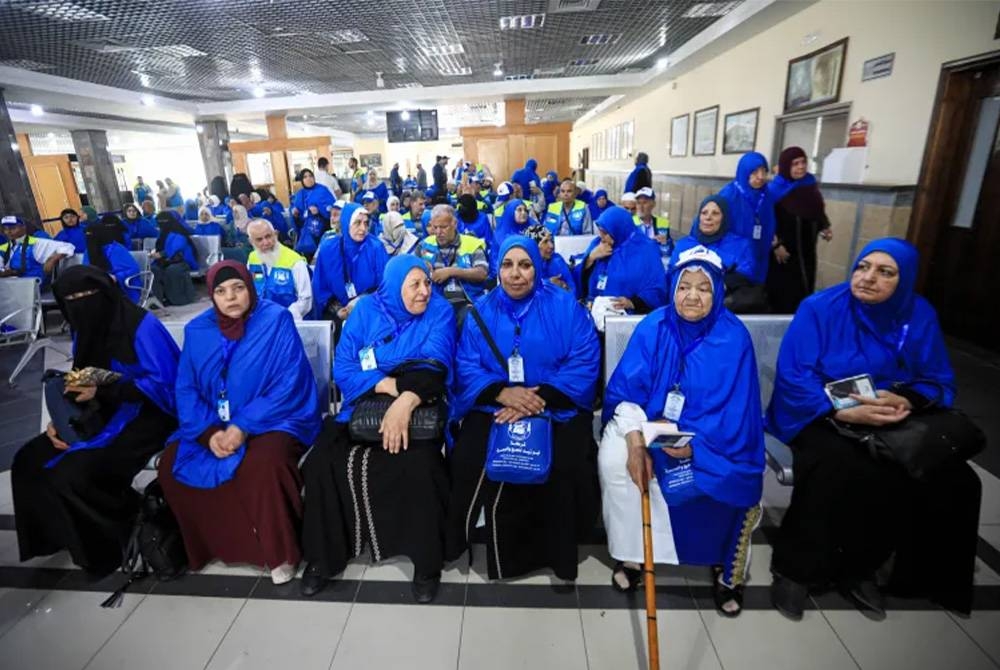 Kumpulan bakal jemaah menunggu giliran untuk pemeriksaan pasport di pusat pemeriksaan lintasan sempadan Rafah.