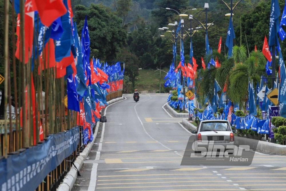 Perang bendera pada PRU15 lalu. - FOTO ROSLI TALIB