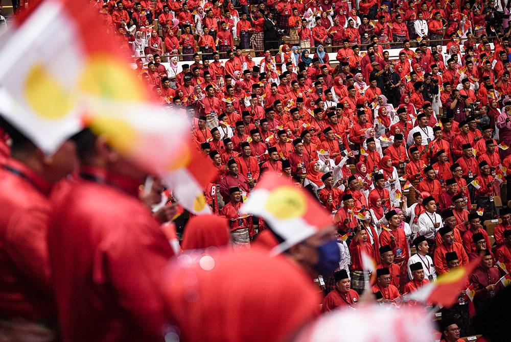 Para perwakilan bersemangat kibarkan bendera UMNO semasa Perhimpunan Agung UMNO 2023 - Foto Bernama