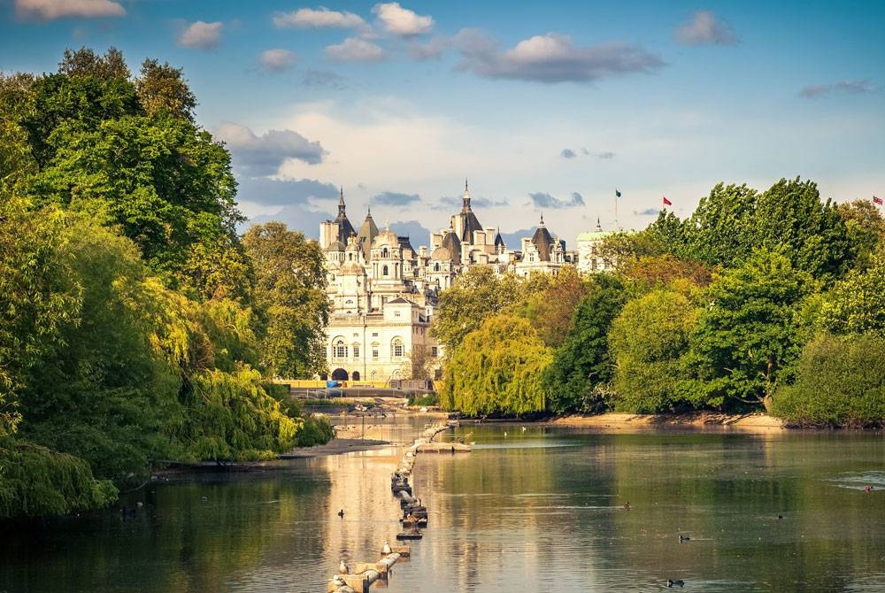 Taman diraja, St James Park yang begitu indah. - Foto 123RF