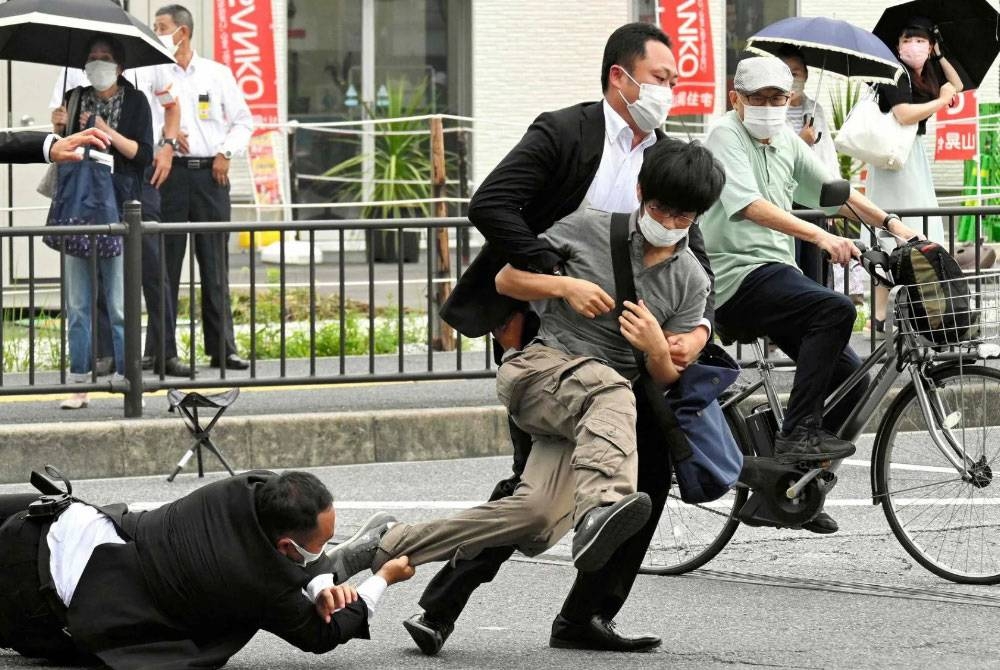 Tetsuya Yamagami diberkas pengawal keselamatan selepas melepaskan tembakan ke arah Shinzo Abe dalam kejadian di bandar Nara tahun lalu. Yamagami mendakwa Abe mempromosikan Gereja Penyatuan yang menyebabkan ibunya muflis.