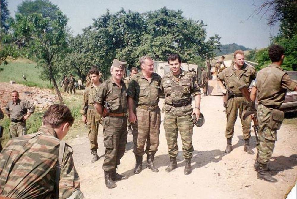 Antonis Mitkos (tiga kanan) berdiri di sebelah Jeneral Ratko Mladic yang mengarahkan pembunuhan orang Islam di Srebrenica pada Julai 1995.