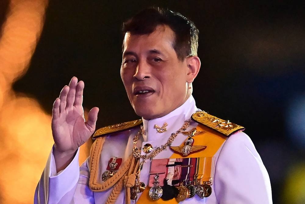 Individu yang mengkritik Raja Vajiralongkorn dan kerabatnya akan berdepan hukuman berat. - AFP