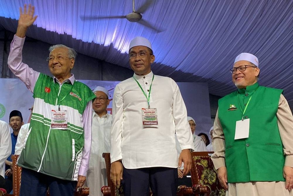 Tun M (kiri) buat kali pertama di pentas Pas pada program Munajat Rakyat Kelantan: Ppakat Pertahan dan Amanat Pemimpin di Stadium Sultan Muhammad IV, Kota Bharu bersama Mohd Amar (kanan).