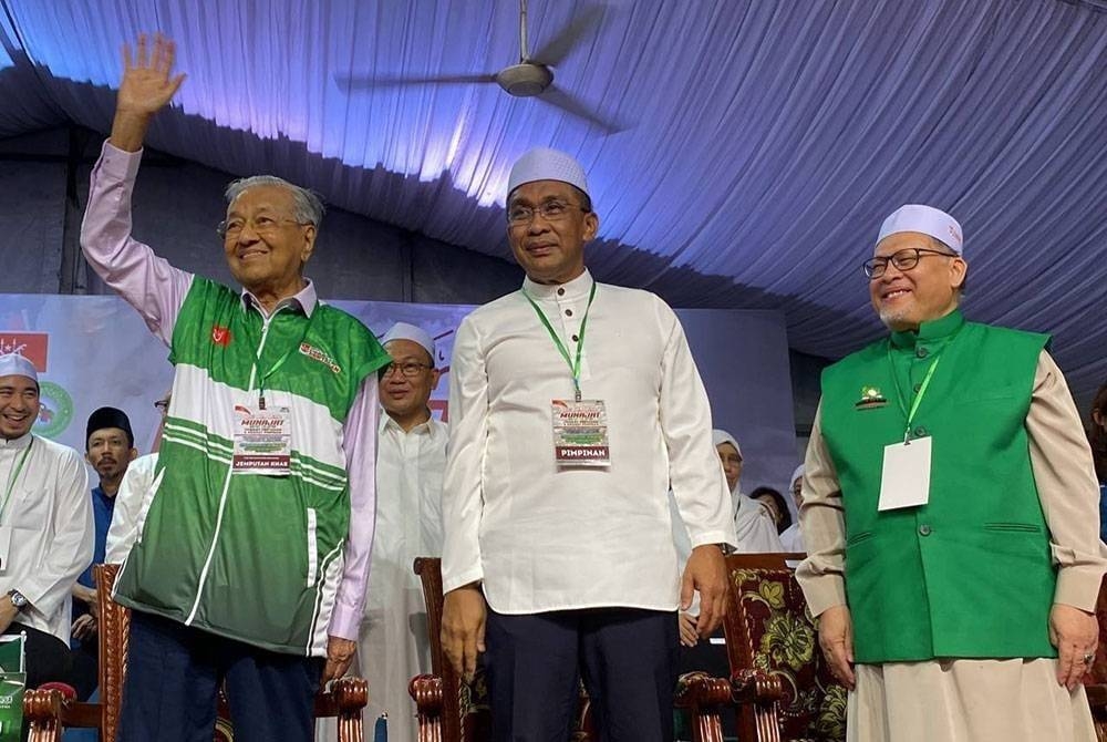 Dr Mahathir pakai baju rasmi Pas dan muncul di majlis ceramah Pas di Stadium Sultan Muhammad IV, Kota Bharu pada malam Jumaat, 21 Julai lalu.