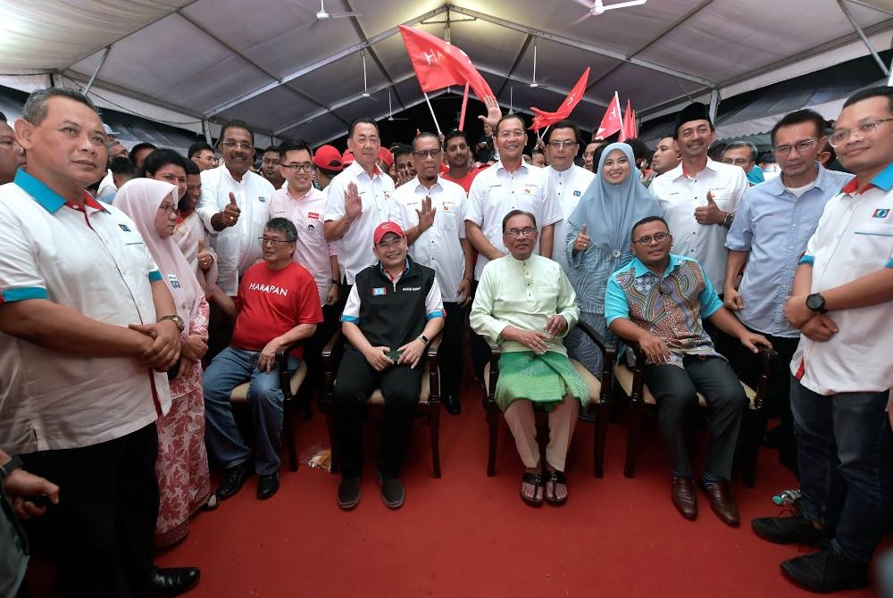 Amirudin (duduk, kanan) bersama Anwar (duduk dua dari kanan) selepas Majlis Pengumuman Calon Keadilan sempena PRN enam negeri di Seksyen 7, Shah Alam pada Sabtu lalu.