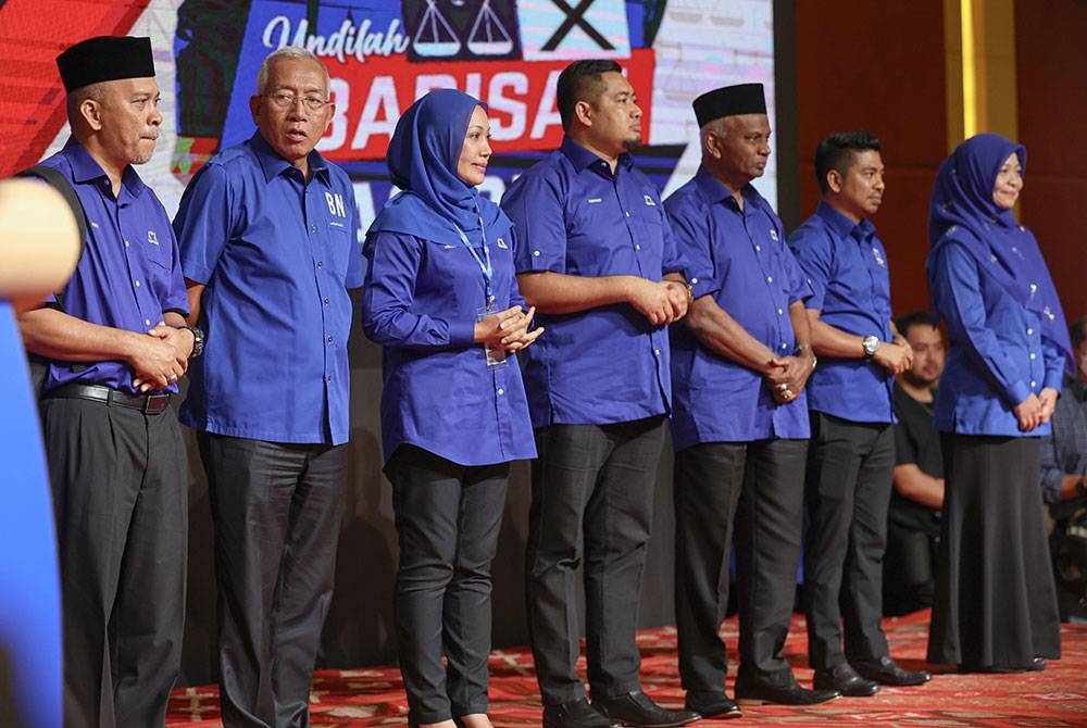 Antara calon Barisan Nasional (BN) Kedah termasuk Mahdzir (dua dari kiri) pada Majlis Pengumuman Calon BN bagi Pilihan Raya Negeri ke-15 di Dewan Tun Hussein Onn Pusat Dagangan Dunia Kuala Lumpur baru-baru ini.