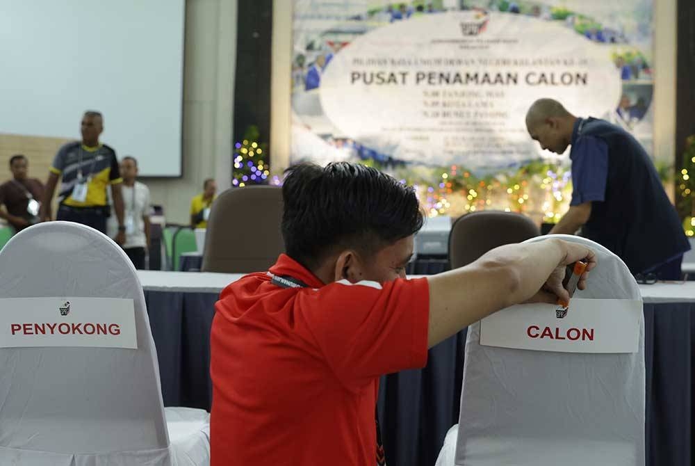 Petugas SPR melakukan persiapan akhir menjelang hari penamaan calon di Pusat Penamaan Calon PRN bagi DUN N.08 Tanjong Emas, N.09 Kota Lama dan N.10 Bunut Payong di Dewan Jubli Perak, Kota Bharu, Kelantan pada Jumaat - Foto: Bernama