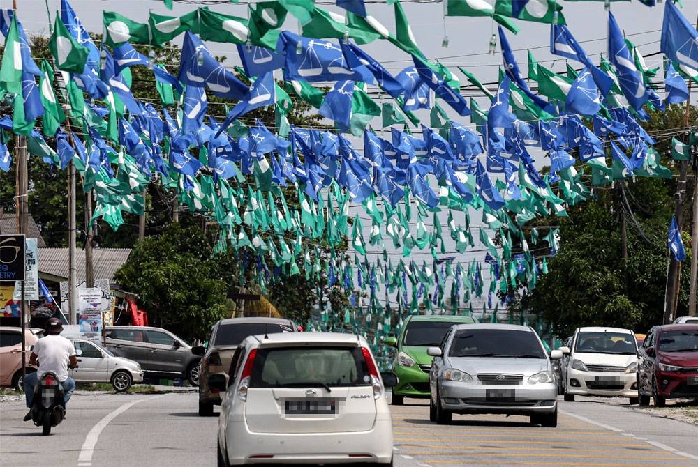 Bendera parti bertanding mula dipasang bagi menghangatkan suasana PRN. - Foto Bernama