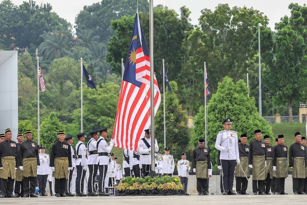 Sambutan Hari Pahlawan sebagai satu cara mengenang jasa para pahlawan negara.