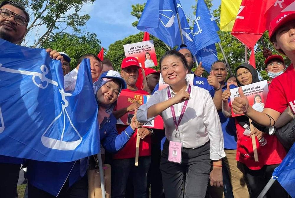 Siew Khim bersama penyokong PH-BN pada hari penamaan calon bagi N30 Sungai Pinang. - Foto Facebook Lim Siew Khim