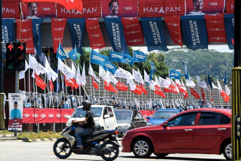 Kibaran bendera PH, PN dan Bebas menghangatkan lagi bahang kempen PRN di Ampangan, Negeri Sembilan pada Ahad.