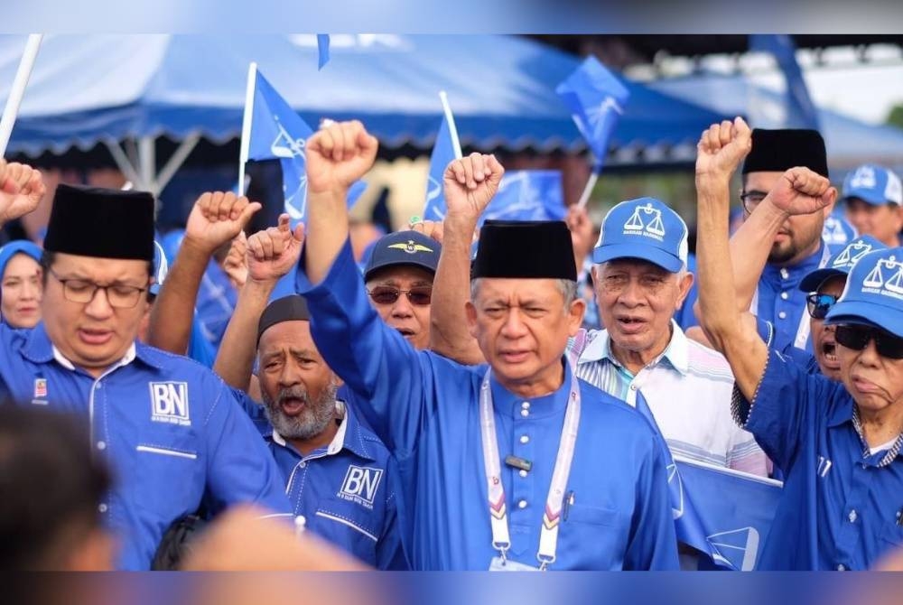 Ahmad Razif (depan, tengah) yakin rakyat di Terengganu akan membuat perubahan dengan menyokong PH-BN dalam PRN pada 12 Ogos nanti.