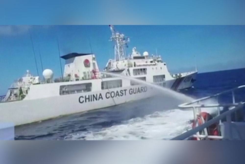 Filipina mendakwa kapal membawa bekalan makanan tentera telah ditembak meriam air oleh pasukan pengawal China. - Foto keratan video Philippine Coast Guard