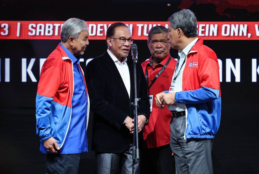 Perdana Menteri yang juga Pengerusi PH, Datuk Seri Anwar Ibrahim (dua dari kiri) berbual bersama pemimpin PH-BN selepas berucap pada Sesi Keputusan PRN di Pusat Dagangan Dunia Kuala Lumpur pada Sabtu malam.