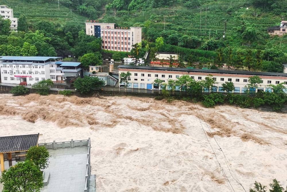 Paras sungai melimpah di daerah Wanzhou di Chongqing.