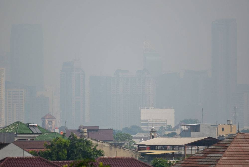 Bangunan pencakar langit diselubungi jerebu berikutan kualiti udara yang teruk di ibu kota Indonesia pada akhir minggu lalu.