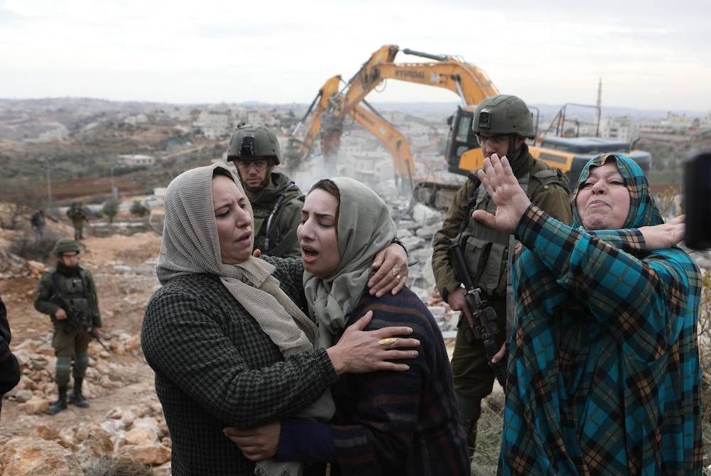 Sebuah keluarga Palestin gagal mengawal emosi apabila rumah mereka di Kawasan C berhampiran bandar Hebron dirobohkan tentera Israel.