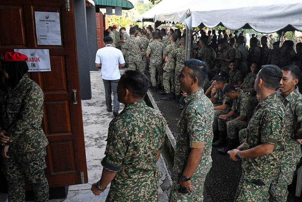 Anggota Angkatan Tentera Darat ketika menunggu giliran bagi menunaikan tanggungjawab mengundi awal sempena PRN di Kem Rejimen Askar Melayu Diraja (2 RAMD) Sungai Ara, Pulau Pinang baru-baru ini.