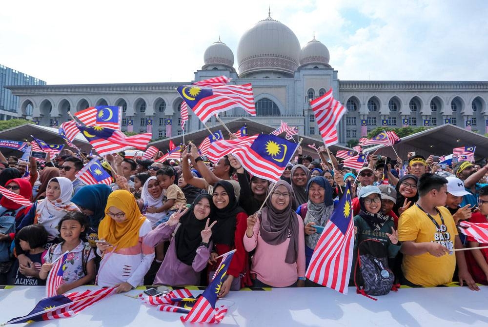 Malaysia merupakan sebuah negara berbilang bangsa yang terdiri daripada tiga kaum terbesar iaitu Melayu, Cina dan India - Gambar hiasan 123RF