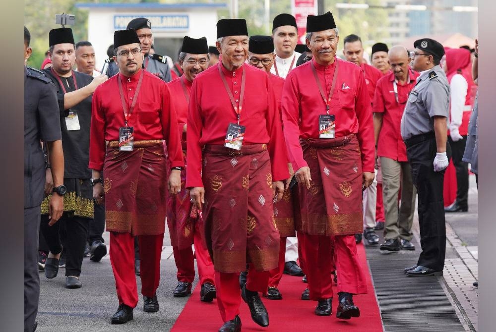 Ahmad Zahid bersama Timbalan Presiden UMNO, Datuk Seri Mohamad Hasan dan Setiausaha Agung UMNO, Datuk Dr Asyraf Wajdi Dusuki ketika menghadiri Perhimpunan Agung UMNO 2023 di Pusat Dagangan Dunia Kuala Lumpur (WTCKL).