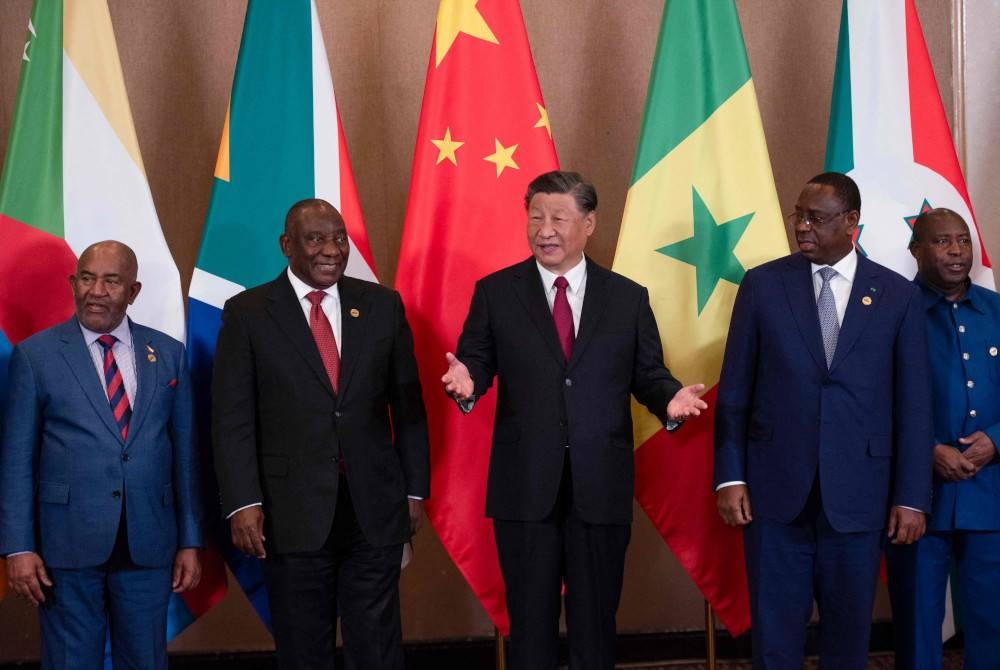 Presiden China, Xi Jinping (tengah) ketika menghadiri Dialog Meja Bulat Pemimpin China-Afrika pada hari terakhir Sidang Kemuncak BRICS 2023 di Johannesburg pada Khamis.