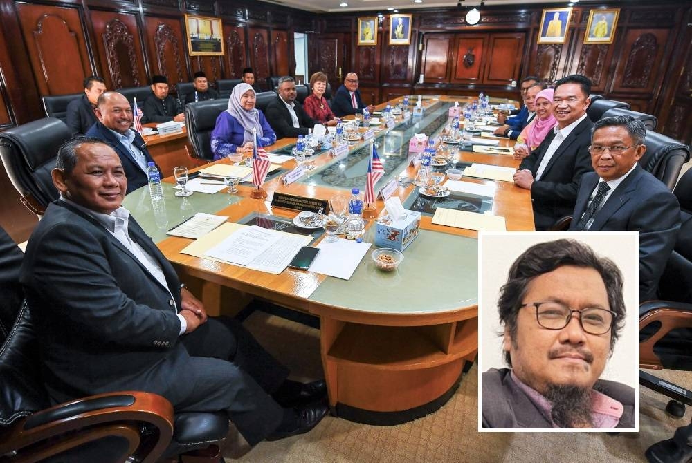 Menteri Besar Negeri Sembilan, Datuk Seri Aminuddin Harun (kiri) bersama Exco Negeri Sembilan. - Foto Bernama. Gambar kecil: Mazlan