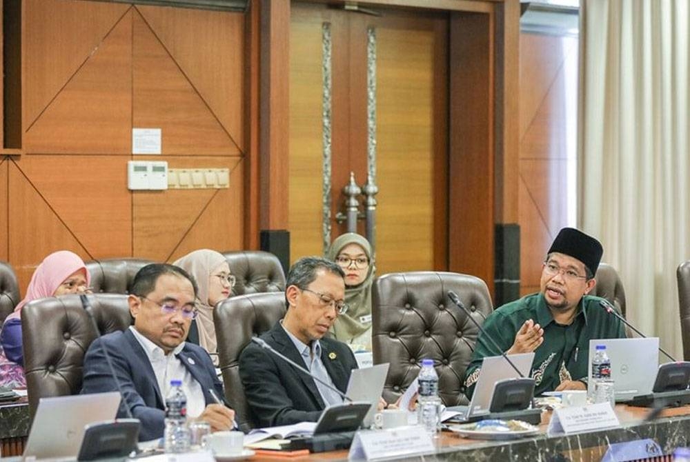 Ahmad Tarmizi (kanan) adalah salah seorang daripada 12 ahli Parlimen yang dilantik sebagai Ahli Jawatankuasa Kira-Kira Wang Negara (PAC) baharu bagi penggal Palimen ke-15.