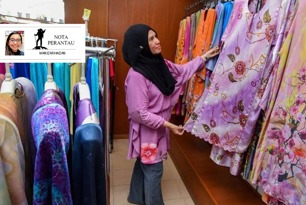 Baju batik mungkin hanya sebuah permulaan, namun ia cukup baik untuk menjentik hati rakyat Malaysia agar ambil tahu tentang sekecil-kecil amalan mengurangkan jejak karbon. - Foto Bernama