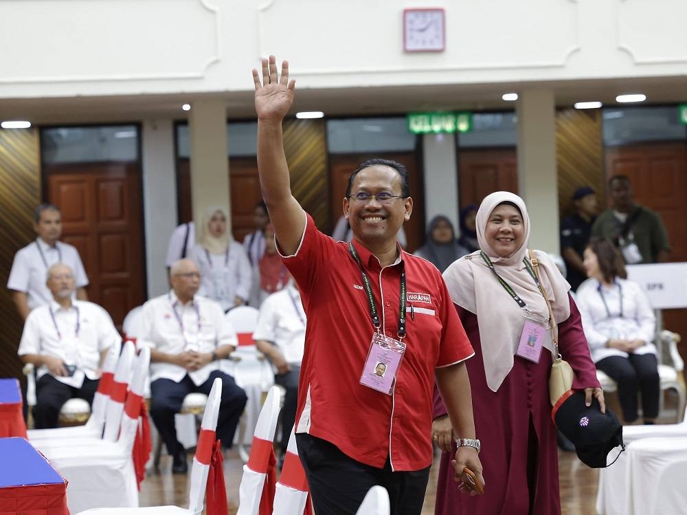 Suhaizan mengangkat tangan ke arah penyokongnya selepas proses penamaan calon PRK Parlimen Pulai pada minggu lalu. Foto Bernama. 