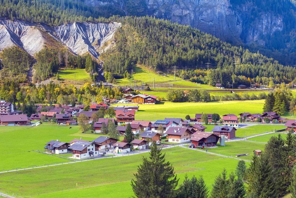 Switzerland yang merupakan negara pengeluar susu dan keju yang enak terus kekal dalam senarai 10 negara paling gembira di dunia. - Foto 123rf