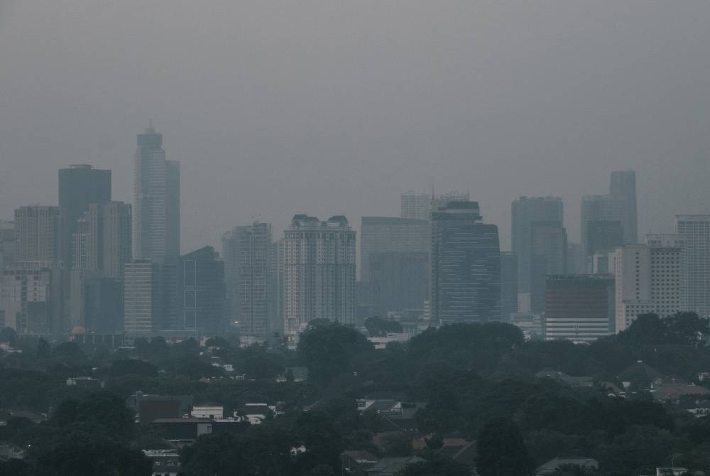 Pemandangan bangunan pencakar langit yang kelihatan kabur akibat pencemaran udara di Jakarta. - AFP