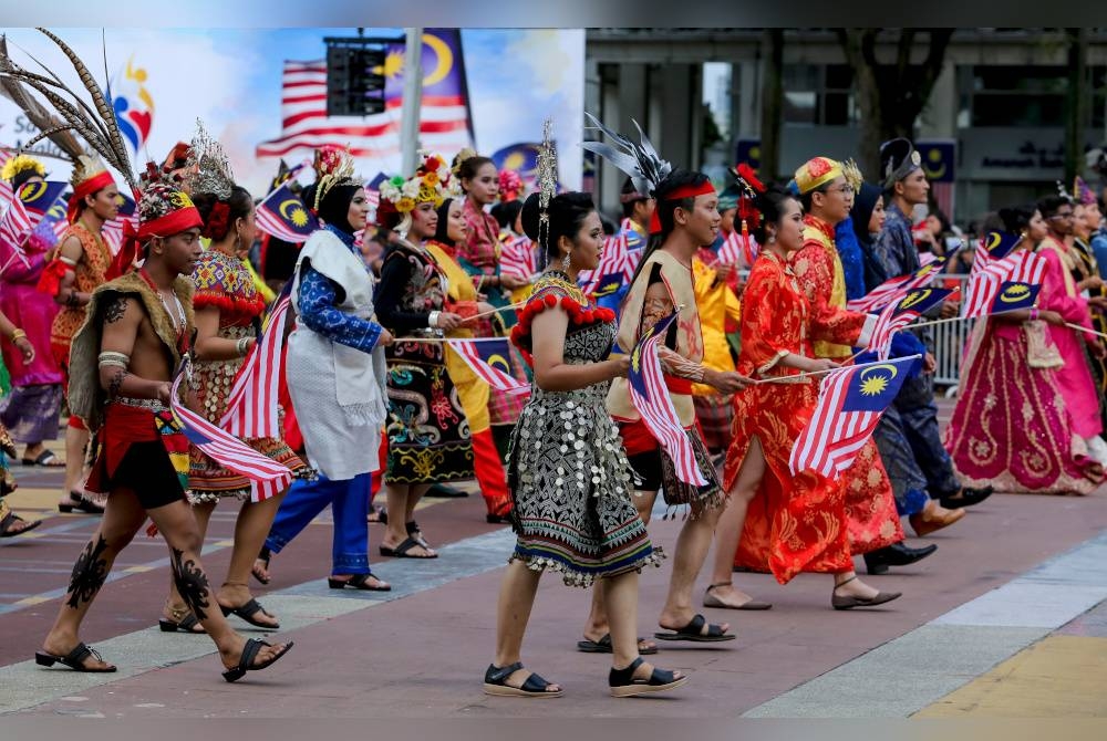 Kepelbagaian kaum dan agama rakyat Malaysia menyumbang kepada kekuatan sebagai sebuah negara. - Gambar hiasan