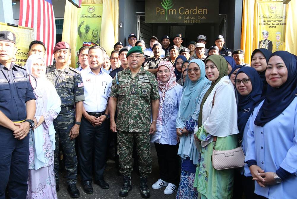 Warga Esscom teruja bergambar dengan Yang di-Pertuan Agong dan Raja Permaisuri Agong ketika lawatan Seri Paduka berdua ke Lahad Datu, Sabah sempena Kembara Kenali Borneo, baru-baru ini.