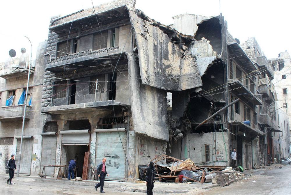 Kediaman dan bangunan kedai yang musnah selepas Azerbaijan melepaskan roket di wilayah Nagorno-Karabakh. - Foto Agensi