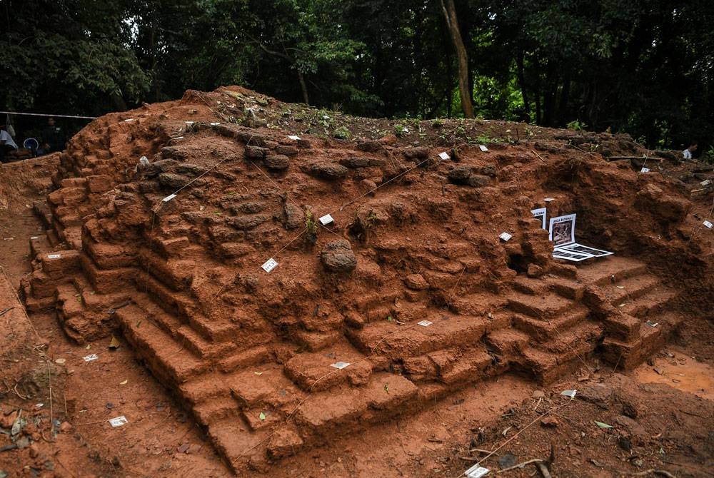 Pasukan penyelidikan USM menemui pelbagai artifak kuno antaranya arca patung Buddha dan batu bertulis di Tapak Arkeologi Bukit Choras, Yan, Kedah.