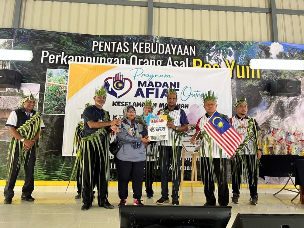 Kesavan (tiga dari kanan) bersama masyarakat Orang Asli dalam satu program di kawasan Parlimen Sungai Siput, baru-baru ini.