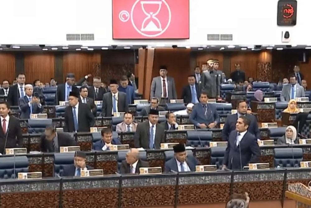 Ahli Parlimen pembangkang sepakat bangun dan meninggalkan Dewan Rakyat selepas Yang di-Pertua Dewan Rakyat mengarahkan Radzi keluar baru-baru ini. 