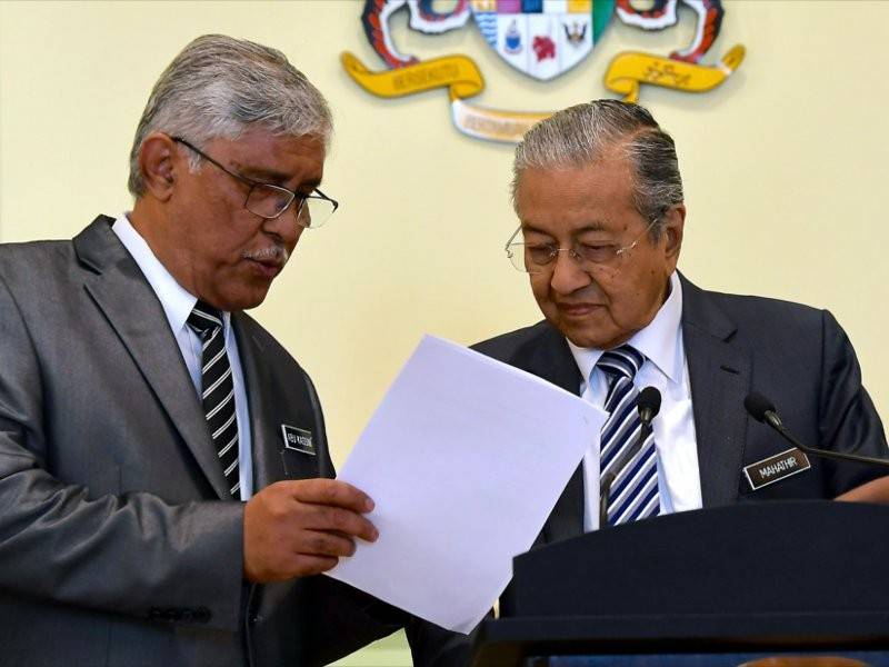 Tun Dr Mahathir Mohamad bersama Ketua Pengarah Pusat Governans Intergriti dan Anti-Rasuah Nasional, Tan Sri Abu Kassim Mohamed pada sidang media selepas mempengerusikan Mesyuarat Jawatankuasa Khas Kabinet Mengenai Anti-Rasuah di Bangunan Perdana Putra hari ini. - Foto Bernama