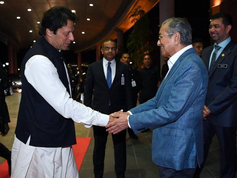 Perdana Menteri Tun Dr Mahathir Mohamad (kanan) bersalaman dengan Perdana Menteri Pakistan, Imran Khan yang mengakhiri lawatan rasminya ke Malaysia di Kompleks Bunga Raya Lapangan Terbang Antarabangsa Kuala Lumpur (KLIA) hari ini. - Foto Bernama
