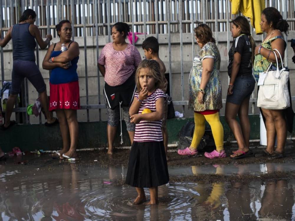  Pendatang Amerika Tengah menunggu berhampiran pagar sempadan AS-Mexico di Tijuana, Baja California. - Foto AFP