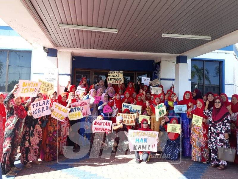 Wanita Umno membuat laporan polis di IPD seluruh negara.